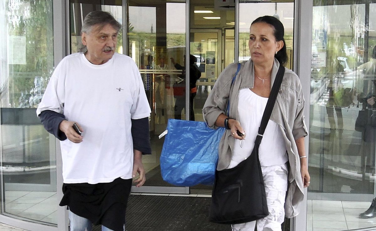 Pavel Soukup s manželkou Isabelou ve chvíli, kdy po hercově kolapsu opouštěli nemocnici.