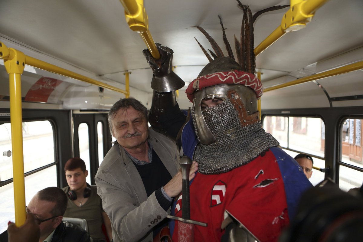 Středověkému rytířovi se do neznámé plechové potvory na kolejích nechtělo.