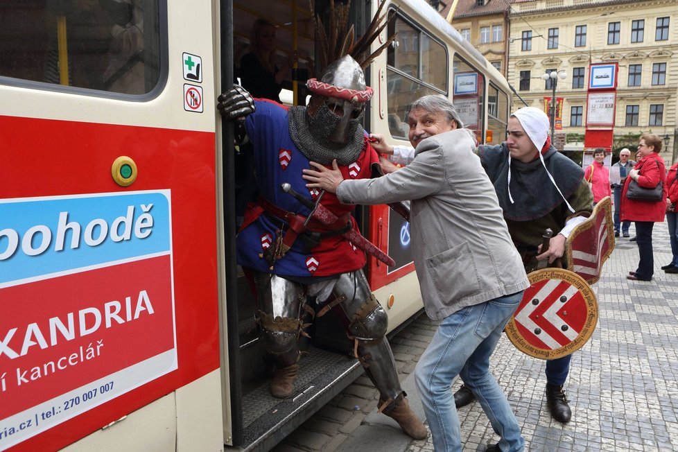 Středověkému rytířovi se do neznámé plechové potvory na kolejích nechtělo.