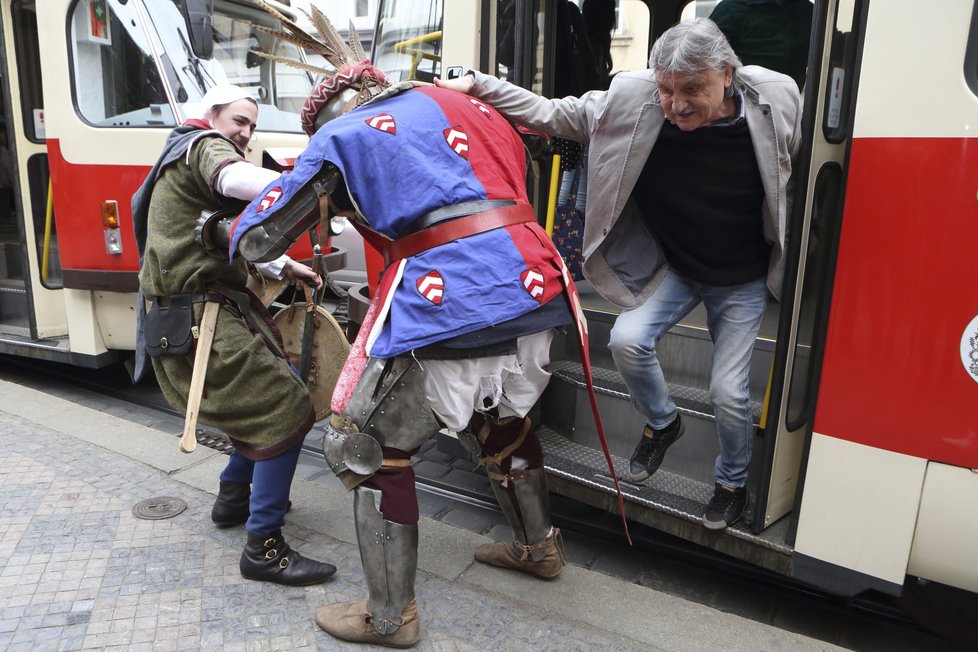 Pavel Soukup způsobil s postavami z Návštěvníků rozruch v tramvaji.