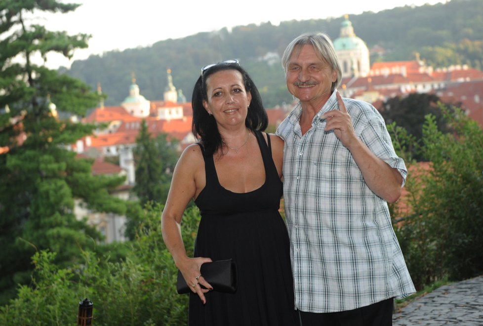 Na párty seriálu Cesty domů přišel i herec Pavel Soukup s manželkou Isabelou.