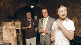 Pavel Šporcl se podíval do běžně nepřístupného nejstaršího archivu vín v republice. Nejdražší lahve se odtud prodaly i za 100 000 Kč. Průvodce mu dělal Pavel Vajčner a Petr Nezveda (brýle).