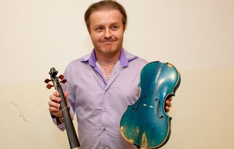 Pavel Šporcl rozštípal své housle za statisíce