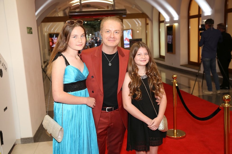 Pavel Šporcl s dcerami Violettou a Sophií na zahájení Febiofestu.
