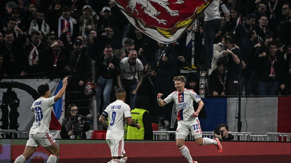 Pavel Šulc slaví se spoluhráči branku v Evropské lize