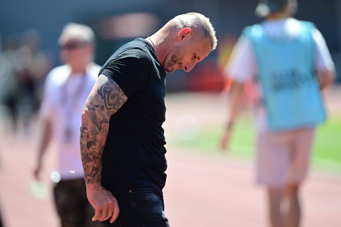 Šustr po sestupu: Můžu říct, co si myslím? Vlastně ne. Tak budeme dělat ovce... ‚Bééé‘ Šustr po sestupu: Můžu říct, co si myslím? Vlastně ne. Tak budeme dělat ovce... ‚Bééé‘