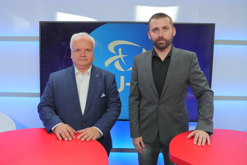 Europoslanec Pavel Svoboda (KDU-ČSL) byl hostem pořadu Epicentrum na Blesk.cz, vpravo moderátor Jaroslav Šimáček.