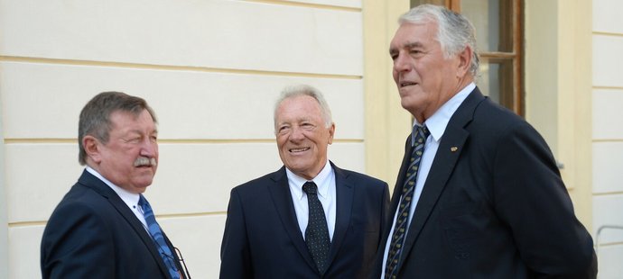 Vladimír Martinec, Jiří Holík a Pavel Svojanovský (vpravo) na akci ke 100 letům českého sportu na Pražském hradě v roce 2018.