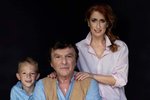 Pavel Trávníček na nové rodinné fotografii s manželkou a se synem