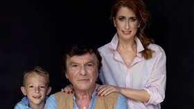 Pavel Trávníček na nové rodinné fotografii s manželkou a se synem