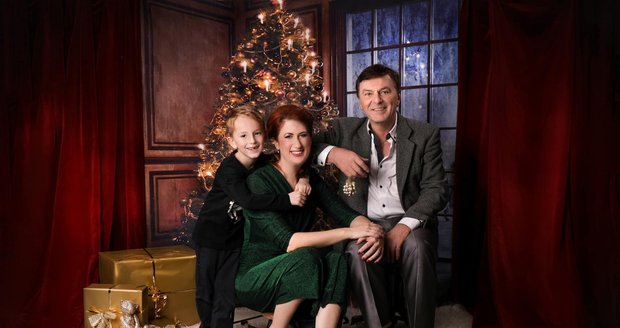 Pavel Trávníček s manželkou Monikou a synem Maxíkem na vánočním snímku.