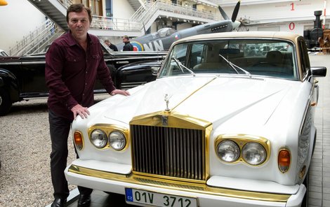 Bílého Roll-Royce si herec hýčká. 