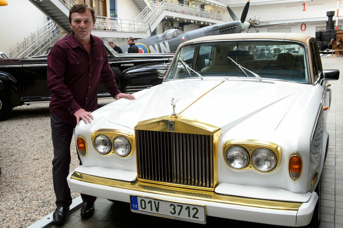 Bílého Roll-Royce si herec hýčká. 