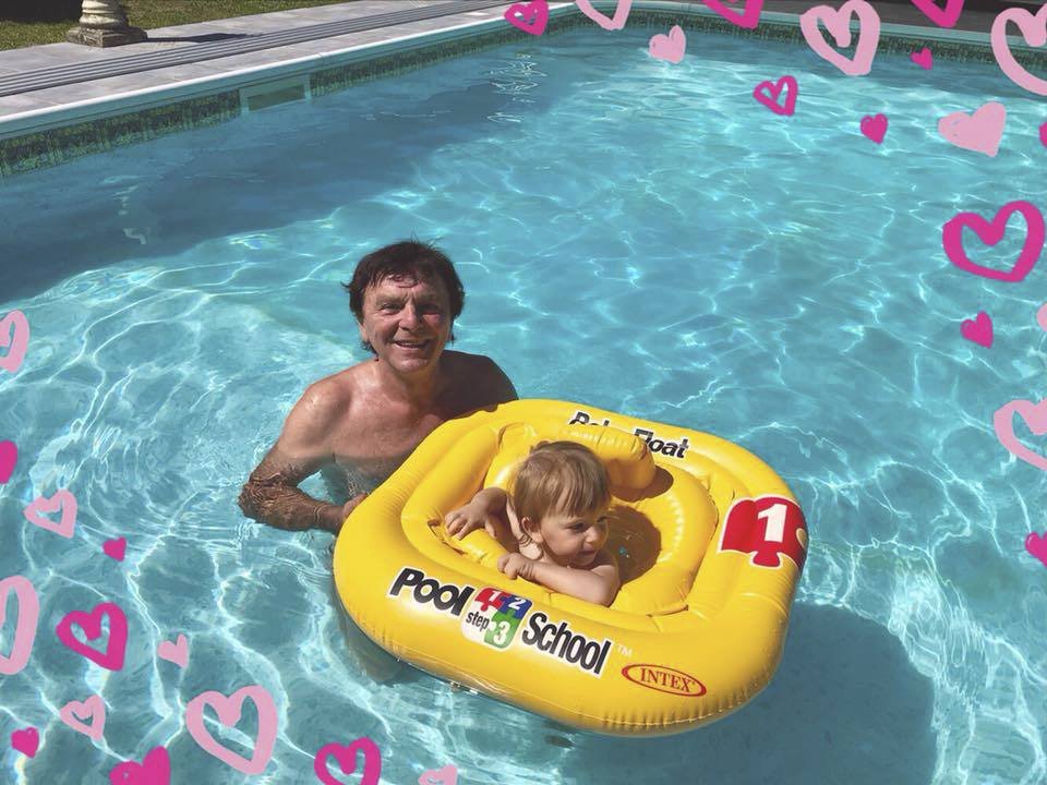 Pavel Trávníček dovádí celé léto se synkem Maxmiliánem v bazénu.