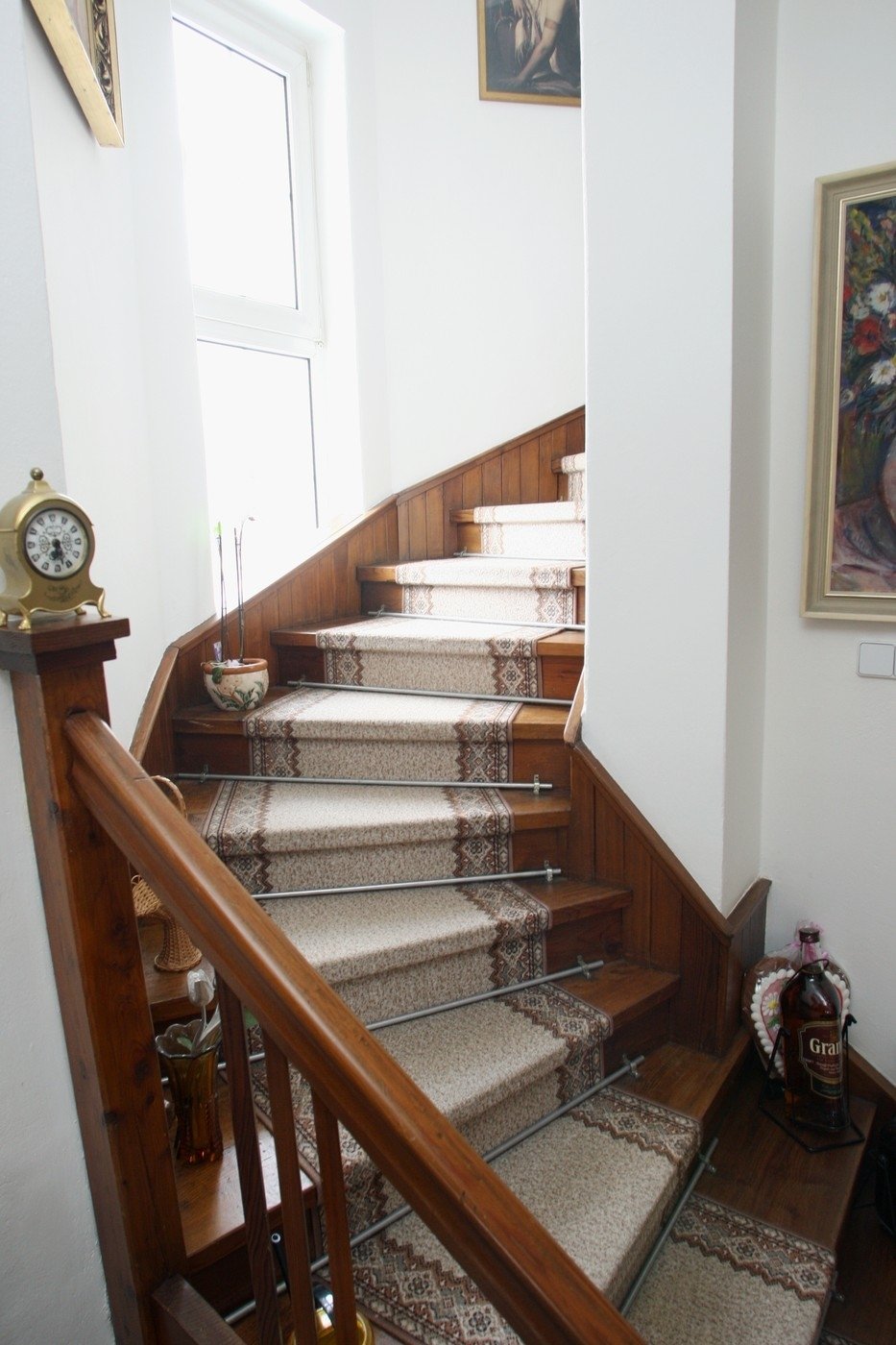 Trávníček má i točité schody jako na zámku.