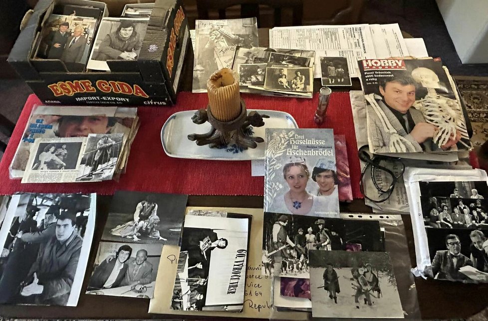 Pavel vyfotil svůj stůl, na němž má materiály ke knize. Fotky, výstřižky a různé publikace.