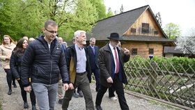 rezident Petr Pavel (uprostřed) si prohlédl v rámci dvoudenní návštěvy Zlínského kraje Valašské muzeum v přírodě. (16. 4. 2024)