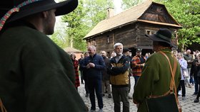 Prezident Petr Pavel (uprostřed) si prohlédl v rámci dvoudenní návštěvy Zlínského kraje Valašské muzeum v přírodě. (16. 4. 2024)