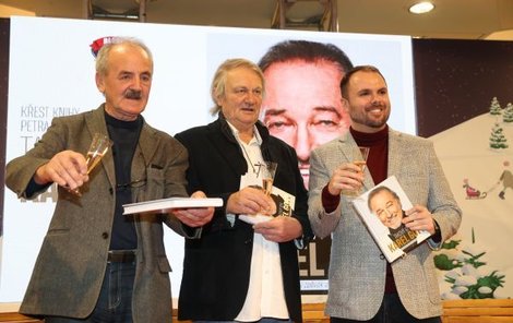 Pavel Větrovec a Jiří Adamec s autorem knihy Petrem Mackem