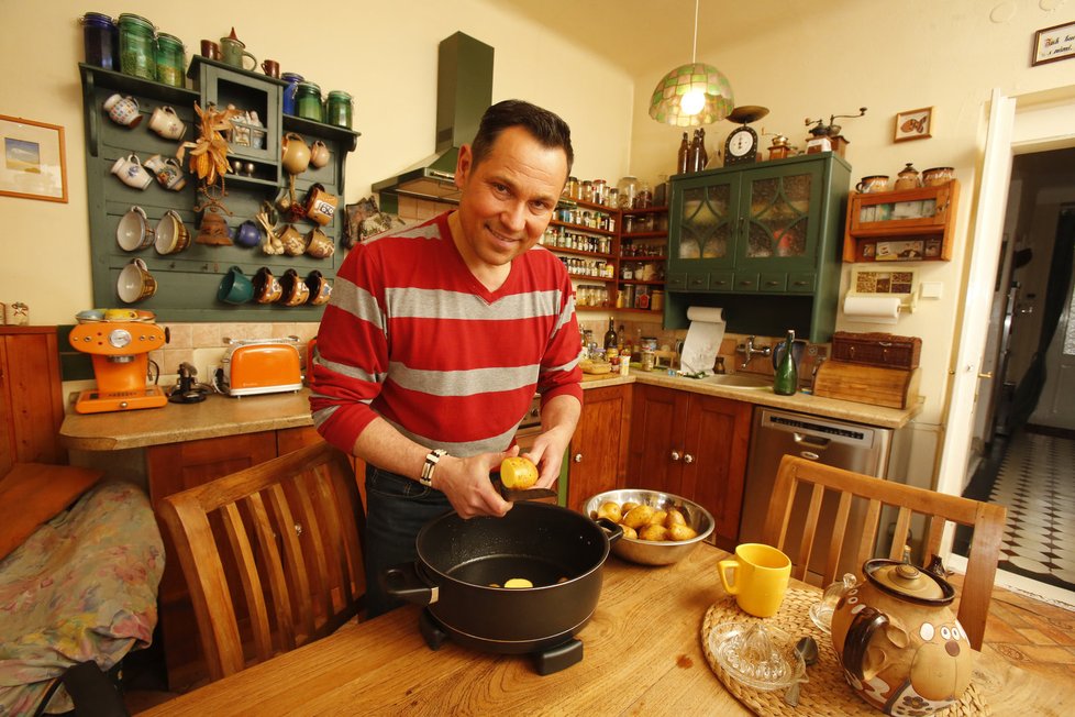 Brambory nakrájejte na kolečka rovnou do remosky.