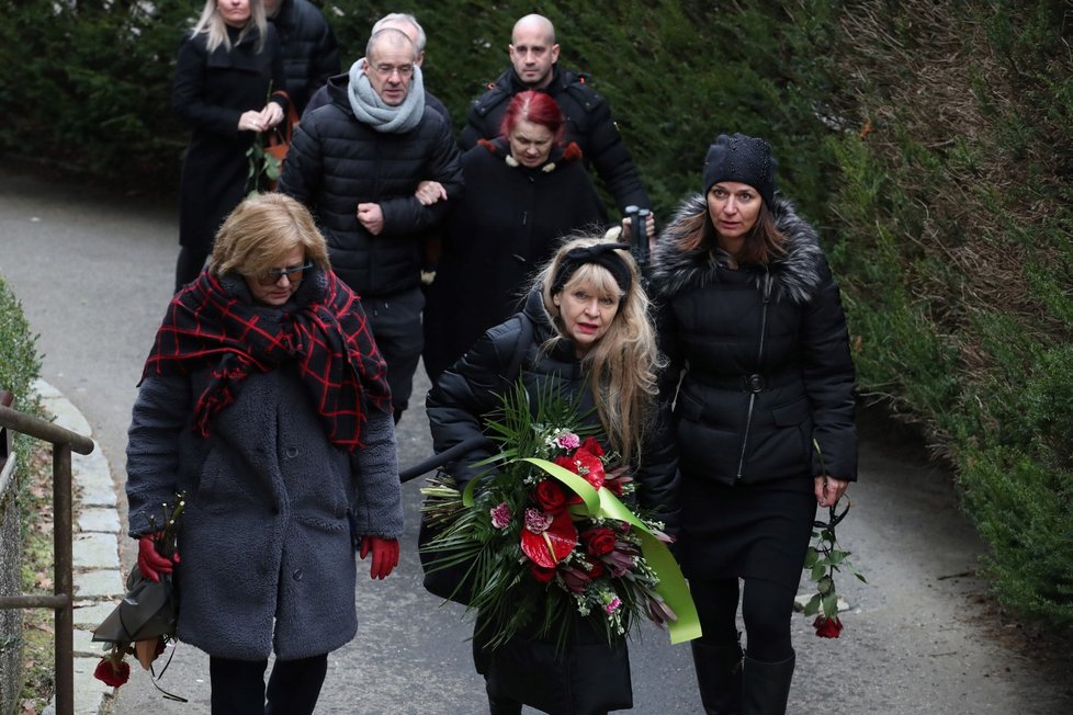 Pohřeb dabéra Pavla Vondry - Ivana Andrlová, Olga Želenská a Adéla Gondíková