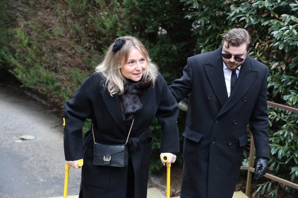 Pohřeb dabéra Pavla Vondry - René Slováčková s manželem