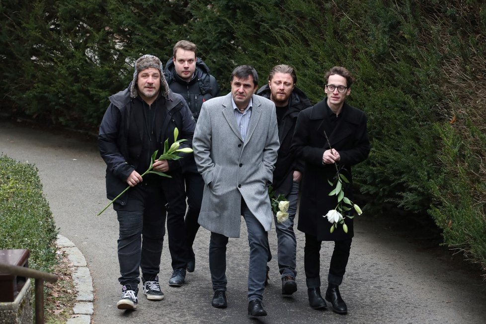 Pohřeb dabéra Pavla Vondry: Michal Holán, v popředí Filip Jančík, vedle něj Oldřich Hajlich