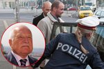 Vondrouš čekal na Klause před budouvou rakouského průmyslového spolku. Policie ho však zatkla.