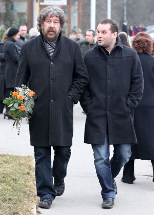 Na pohřbu nemohl chybět ani režisér Zdeněk Troška, který přišel s přítelem.
