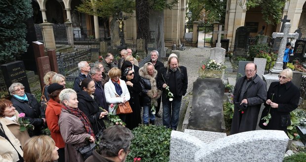 U hrobu zesnulého textaře se dnes sešlo několik desítek lidí