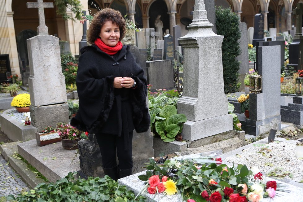 Jitka Zelenková přinesla na hrob Pavla Vrby krásné růže