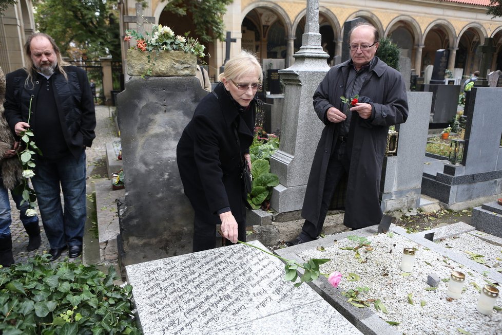 Marie Vrbová pokládá na hrob první květinu