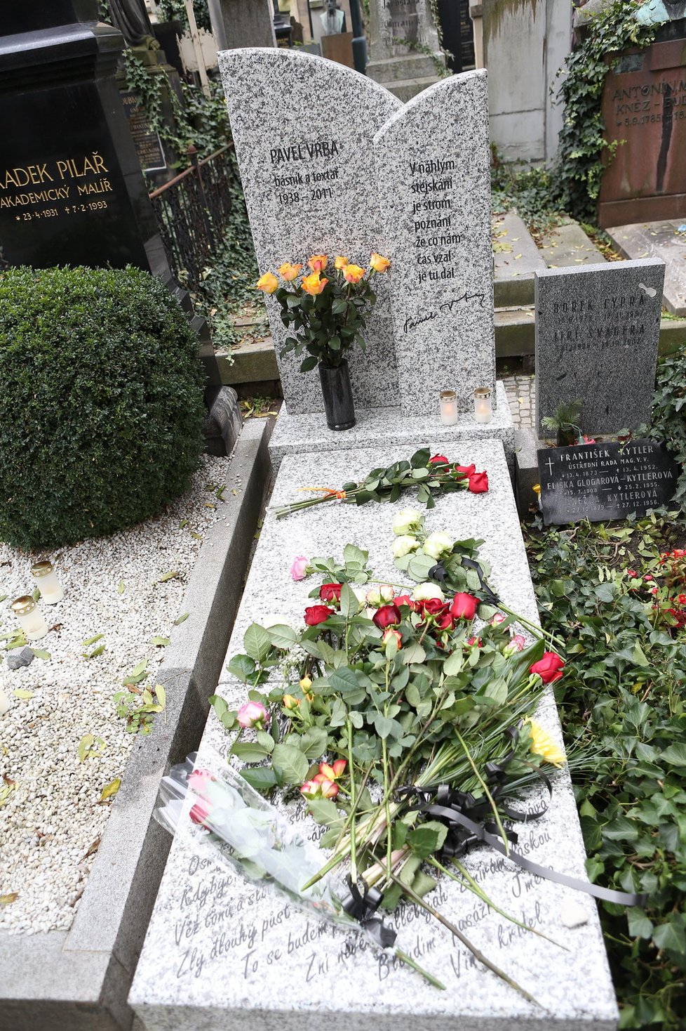 Hrob textaře Pavla Vrby je zcela posetý květinami