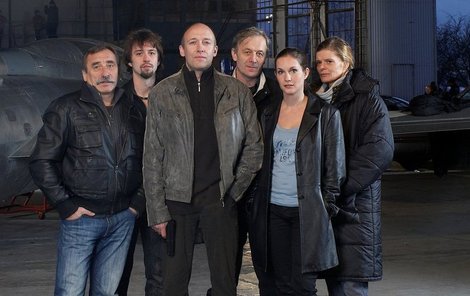 Hlavní představitelé českého kriminálního seriálu (zleva): Pavel Zedníček, Jan Dolanský, Robert Jašków, Václav Marhoul, Hana Vágnerová a Zuzana Bydžovská.