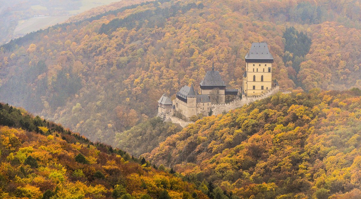 Výhled mají Hanka Kousalová a Pavel Zedníček přímo na Karlštejn.