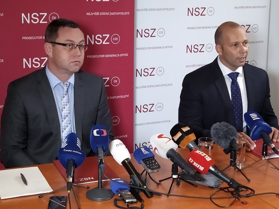 Nejvyšší státní zástupce Pavel Zeman (vlevo) obnovil stíhání premiéra Andreje Babiše v kauze Čapí hnízdo. Na snímku mluvčí Nejvyššího státního zastupitelství Petr Malý.