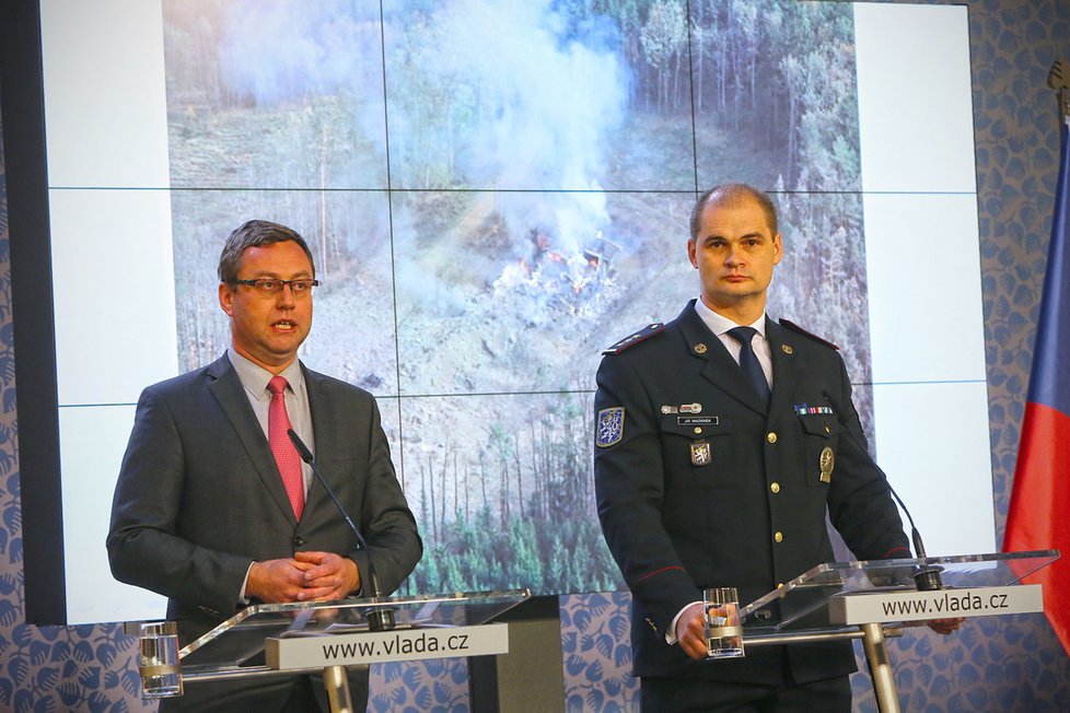 Nejvyšší státní zástupce Pavel Zeman a ředitel Národní centrály proti organizovanému zločinu (NCOZ) Jiří Mazánek na tiskové konferenci po jednání vlády (19.4.2021)