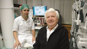 Karel Pavela (72) s očním chirurgem Pavlem Stodůlkou, který mu po 53 letech slepoty vrátil zrak