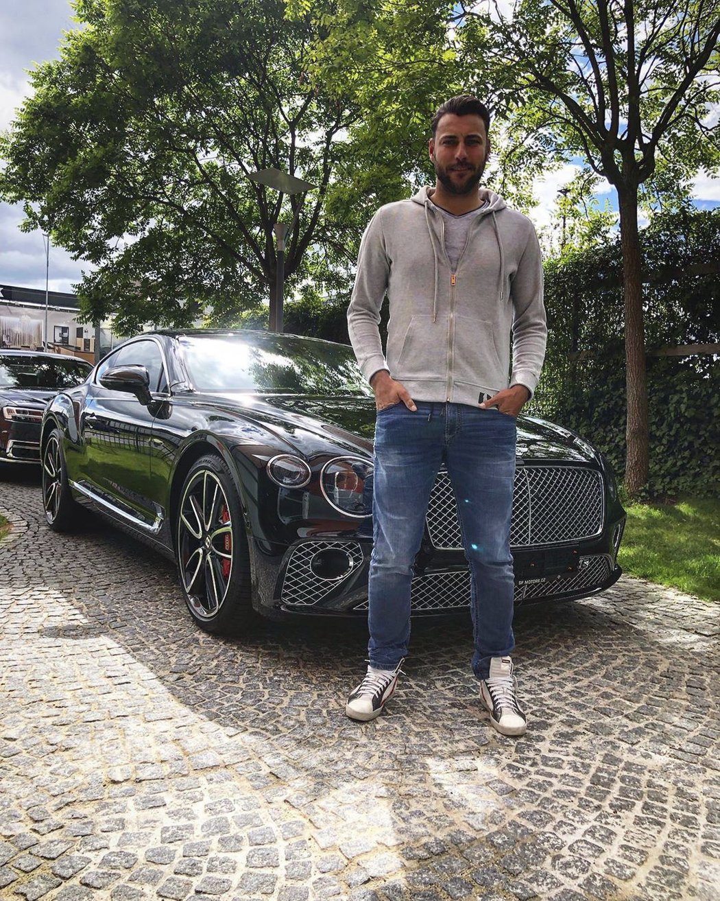 Ondřej Pavelec se svým novým miláčkem; Bentley Continental GT W12 za pět milionů korun!