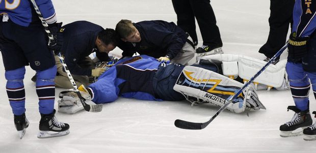 Ondřej Pavelec těsně po zkolabování leží na ledě v bezvědomí. Ondřej Pavelec těsně po zkolabování leží na ledě v bezvědomí.