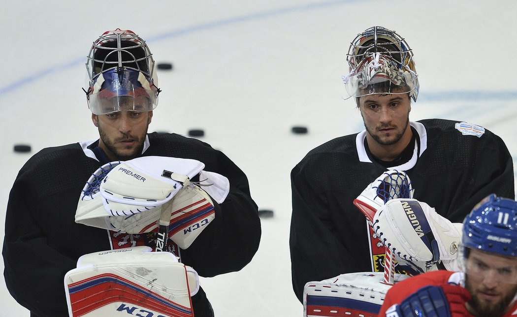 Brankáři Ondřej Pavelec a vpravo Petr Mrázek na tréninku české hokejové reprezentace