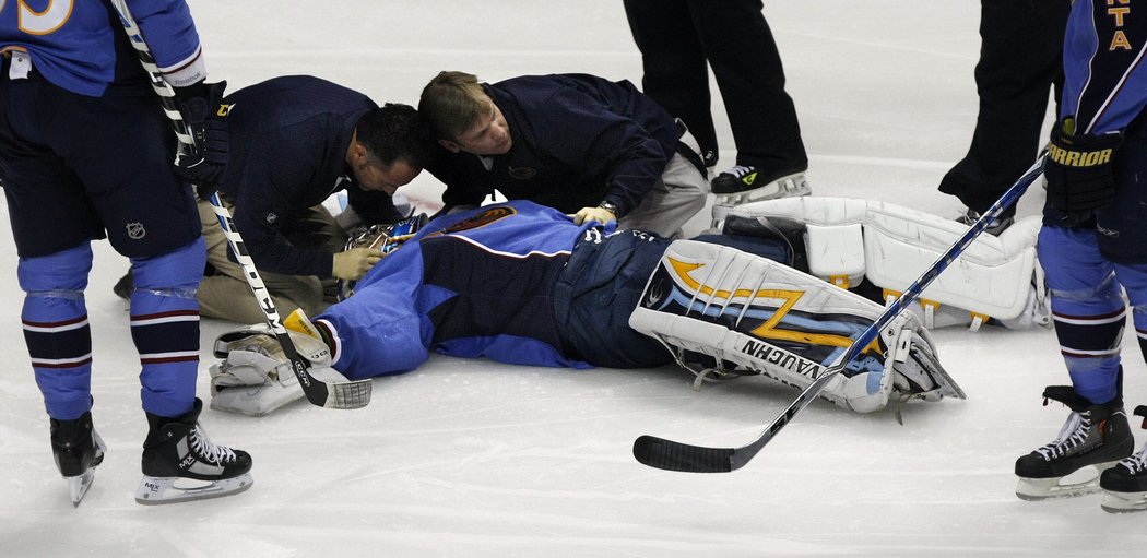 Ondřej Pavelec těsně po zkolabování leží na ledě v bezvědomí.