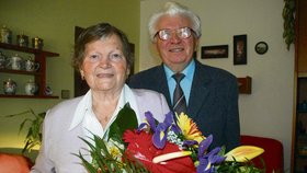 Marie a Karel Pavelovi včera oslavili zlatou svatbu. Rozdíl dnes a před 50 lety? Jen jiná kytice a nějaká kila navíc, prohlásil ženich s nadsázkou.