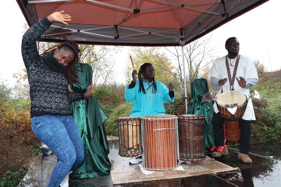 Součástí slavnostního zahájení stavby bylo vystoupení skupiny Njachas African.