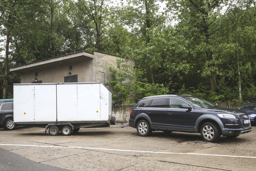 Auto s přívěsem, které vezlo medvěda do ateliérů seriálu Krejzovi