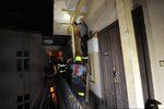 Noční zásah hasičů na Vinohradech: došlo k pádu části stropu pavlače.