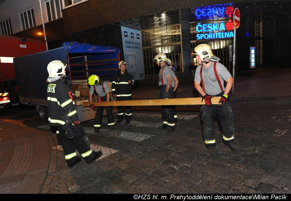 Noční zásah hasičů na Vinohradech: došlo k pádu části stropu pavlače.
