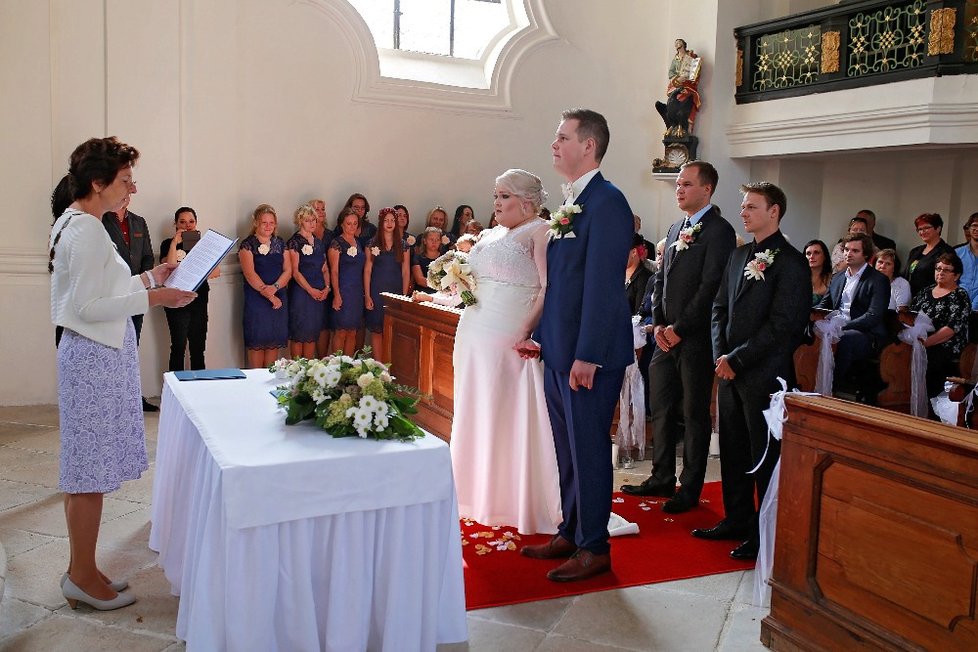 Prostorově výraznější nevěsta Pavlína Ďuriačová s manželem Markem před oltářem.