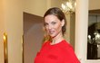 Pavlína Němcová v rudých šatech Louise Vuittona za 70 000 Kč