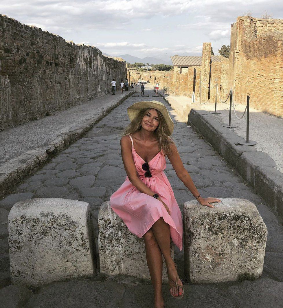 Růžových šatů za 25 dolarů si nejdříve všimla zahraniční média při její dovolené v Itálii.